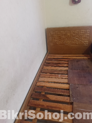 সিংগেল খাট নতুনের মতো